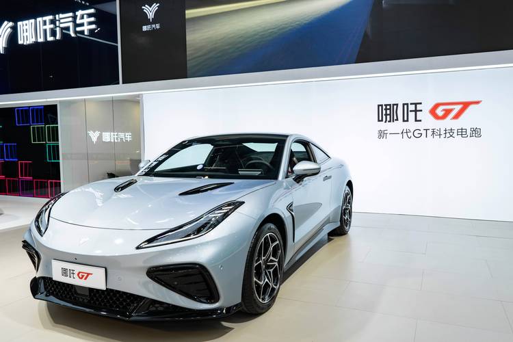 惠州213哪吒汽车在智能汽车领域的表现，领途汽车在新能源汽车市场中的影响力